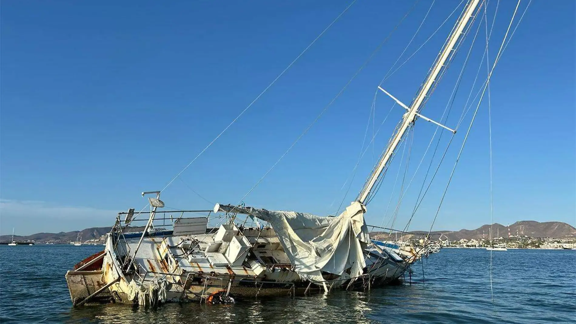 Embarcaiones en malecon la paz 1